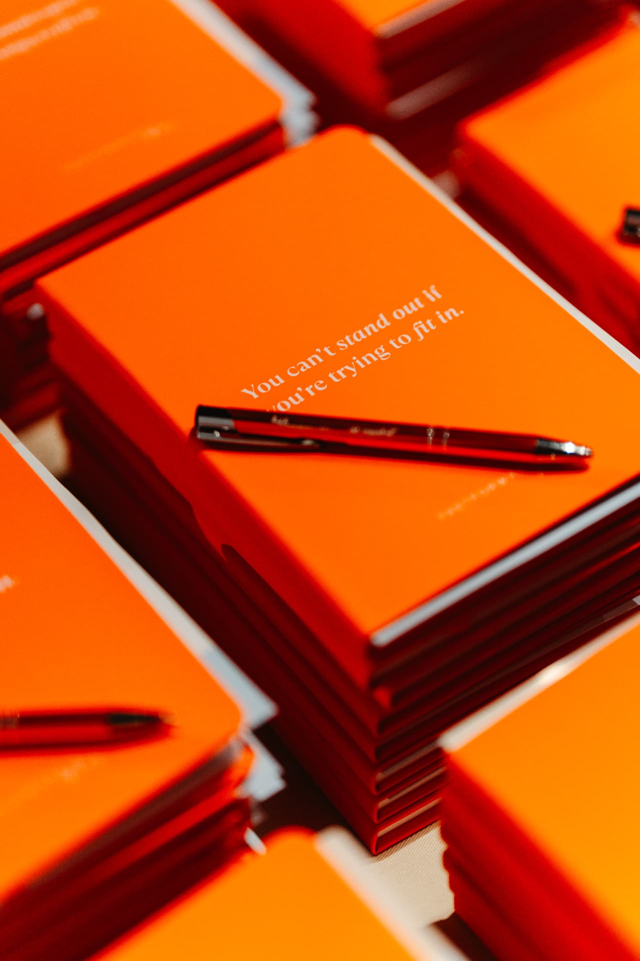 Oranje werkboeken en pennen klaargelegd voor de deelnemers