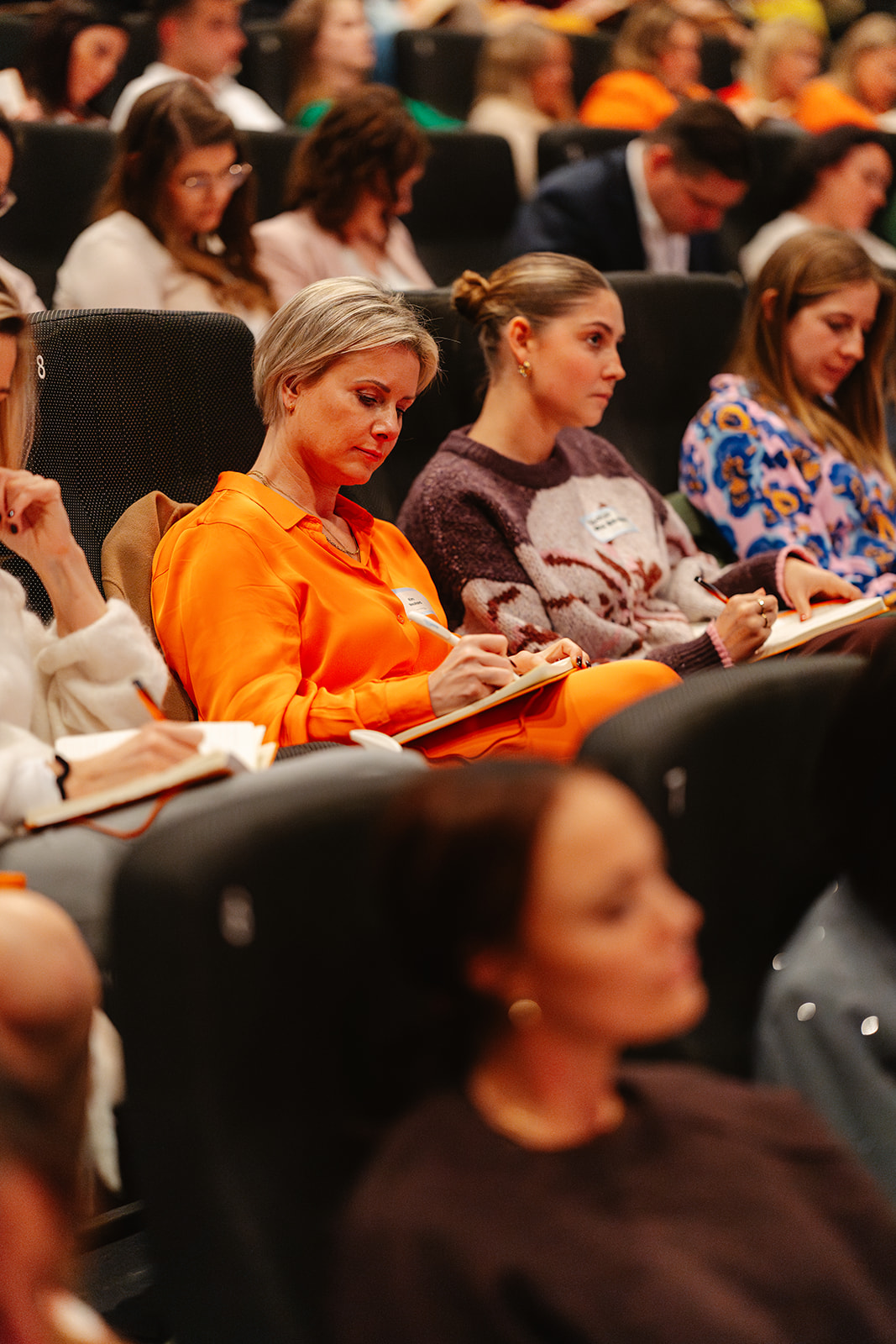 Ondernemers werken geconcentreerd mee in de zaal